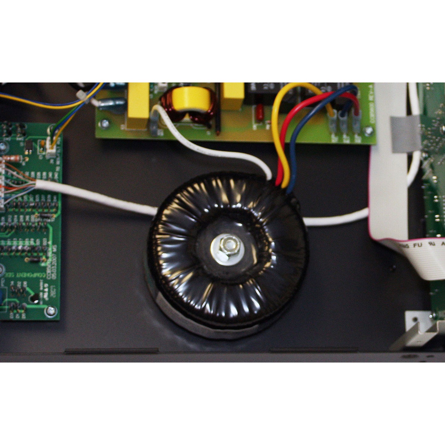 Regulador de voltaje con tecnología de Monitoreo de Voltaje & Amperaje Automático PANAMAX M5400-PM (unidad)